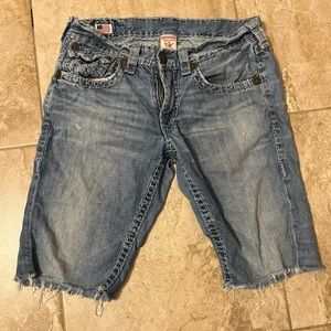 Bundle of Levi’s, True Religion, camo pants, hedge pants and 2 polo shirts!